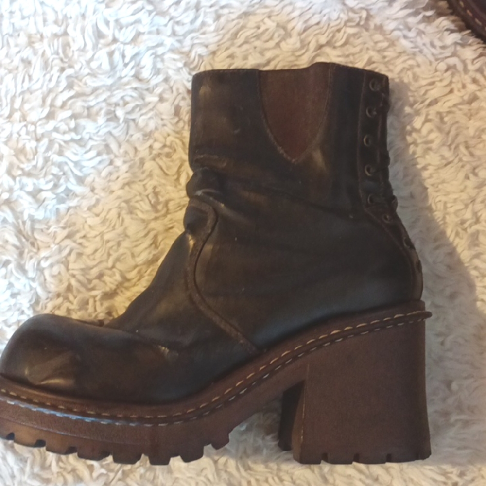 Brown 90's Y2K No Boundaries 3 inch Platform Boots